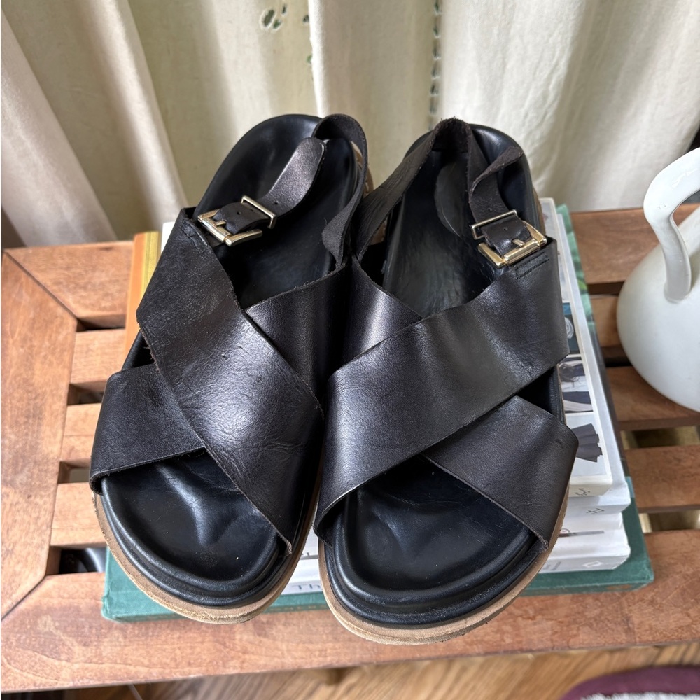 ALOHAS Black Cross-Strap Sandals